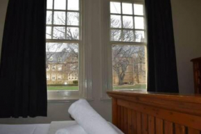 Comfy Apartment with carpark 2 minutes to CBD